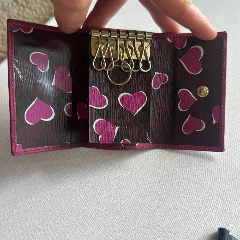 Gucci Magenta Key Holder with Heart Emblem - Picture 2 of 11